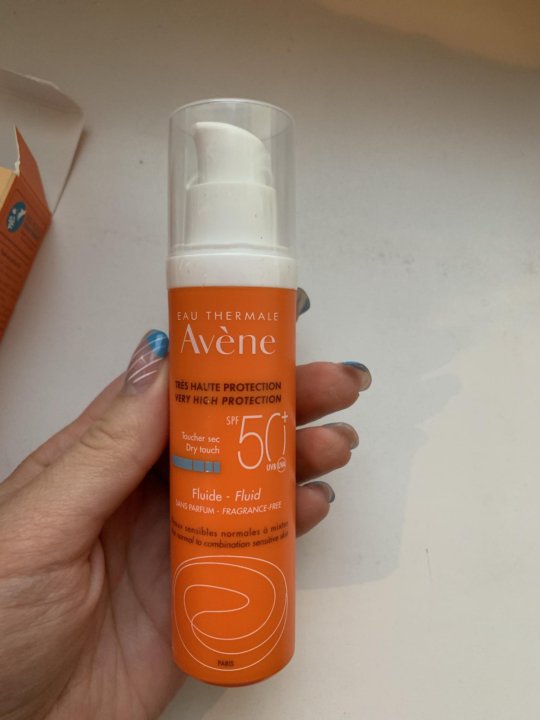 Avene spf 50 для лица. Авен SPF 50 флюид. Avene солнцезащитный флюид "Dry Touch spf50". Солнцезащитный флюид СПФ 50. Авен флюид СПФ оранжевый.