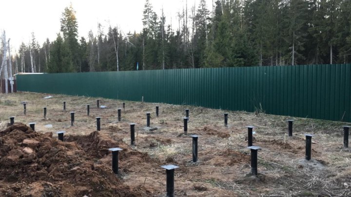 Лучшие сваи для фундамента. Ростверк на забивных сваях 150х150. Деревянные сваи. Винтовая свая 108 фундамент. Какие сваи лучше винтовые или железобетонные.