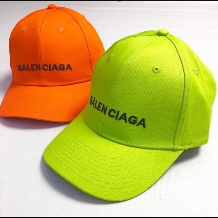 Кепка крутые часы брендовая одежда.