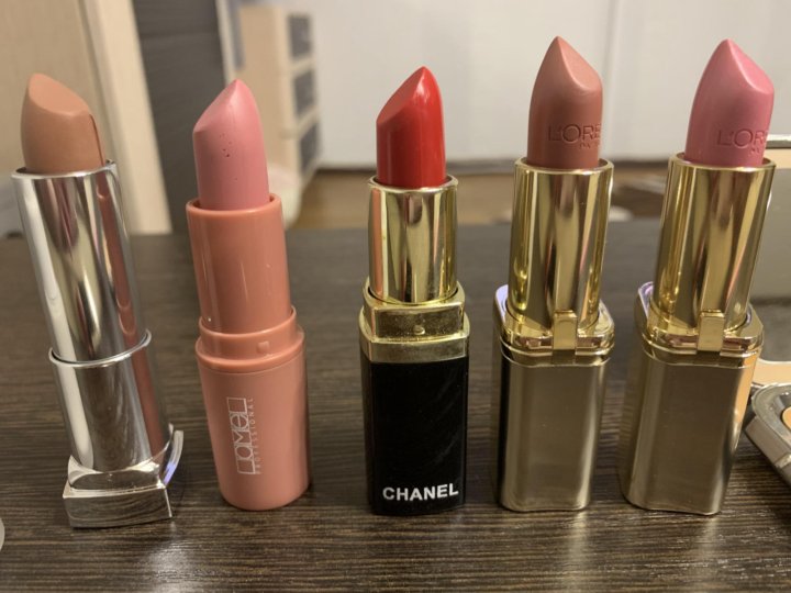 Kiko milano помада. Помада пудра. Mac губная помада powder kiss lipstick. Пудровая помада. Glistening mulberry помада эйвон.