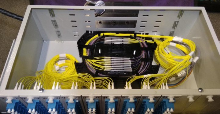 окмс-а-4/2 2. проведение оптоволокна. оптическая линия. стеклянное волокно световод. оптоволокно интернет.