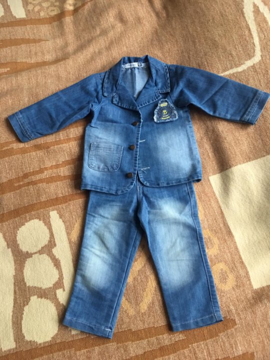 Джинсовый костюм для мальчика. Мальчик 3 лет в джинсовом костюме. Джинсовый костюм 2022. Джинсовый костюм 2021.