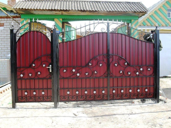 Кованые калитка с профнастилом. Кованые калитка с профнастилом. У калитки. Ворота из профнастила с ковкой. Кованые калитка с профнастилом.