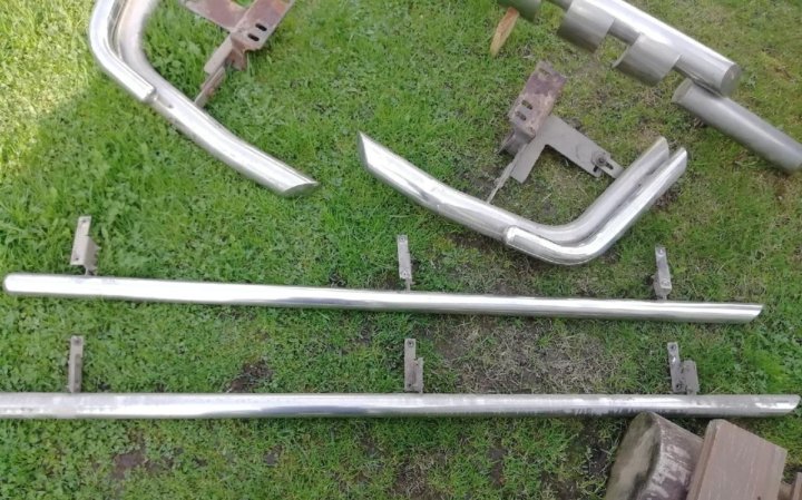 трубы на шевроле нива. кенгурятник на т4. обвесы трубы. обвес бамперов на ниву шевроле. защита бампера из трубы.