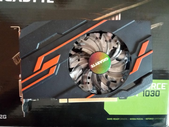 Переходник с видюхи GTX 1030. Строение GTX 1030. 1030 GTX В коробках. GTX 1030 В руках фото. Gtx 1030 2gb