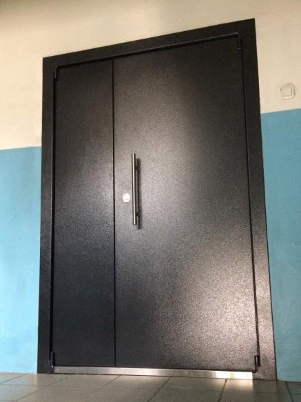 Дверь металлическая с ручкой скобой фото