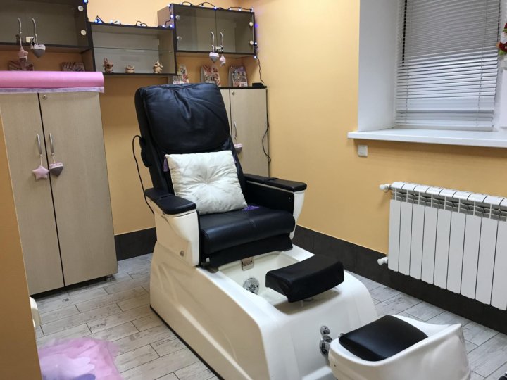 Лос анджелес стрит стайл. Дорогой образ. Спортивные штаны адидас с джинсовкой. Девушка в джинсовке. Leti stail.