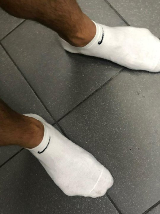 Мужчины в белых носках
