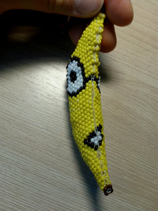 Схема на котика в банане амигуруми из бисера. Милые котики из бисера. Кот в банане из бисера. Брошь бисерная банан. Кот банан из бисера амигуруми.