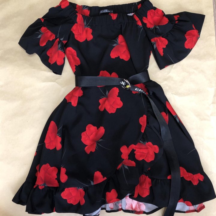 Черное платье с красными цветком