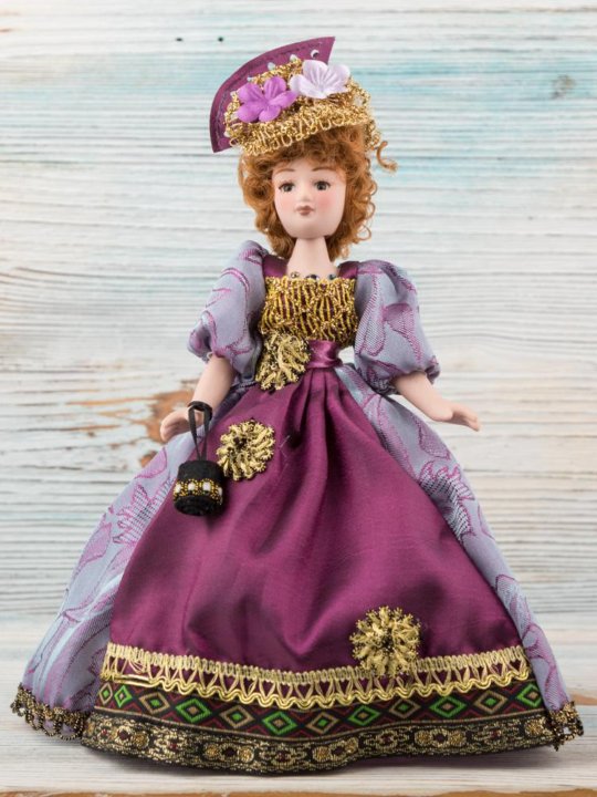 Купить куклы эпох. Фарфоровые куклы дамы эпохи. Фарфоровые куклы коллекционные дамы эпохи. Фарфоровая кукла в сиреневом платье. Кукла фарфоровая 19 см.