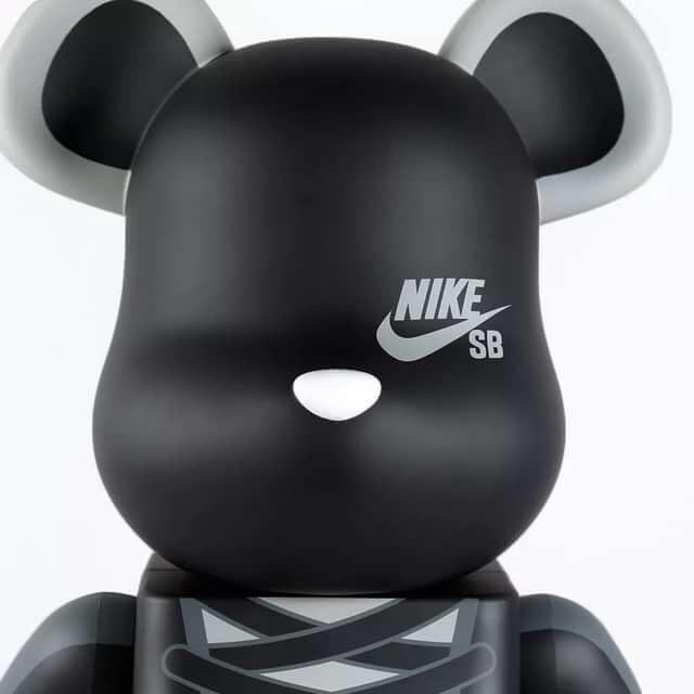 Медведь найк. Bearbrick найк. Мишка Bearbrick Nike. Bearbrick Rabbit Nike. Bearbrick логотип.