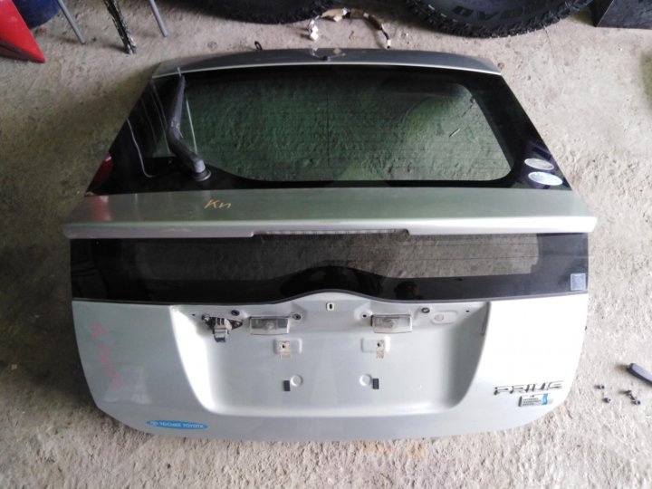 Накладки на кузов тойота приус 30. На пятую дверь наклейка. Задняя дверь приус 30. Приус 20 дверь. Задняя дверь приус 30.