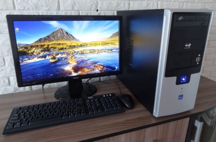 Компьютер i7. Core i3 Monitor. Компьютер i5. Компьютер i5 на монитор.  Персональный компьютер Intel Core i7 с монитором.