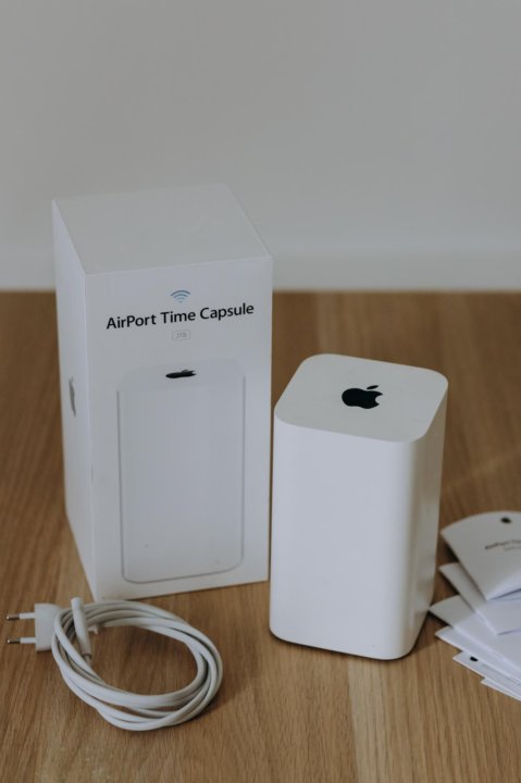 Apple time capsule. Apple time Capsule 2tb. Apple time Capsule крепление на стену. Лампочка Apple time Capsule со шлейфом. Запчасти Apple time Capsule со шлейфом.