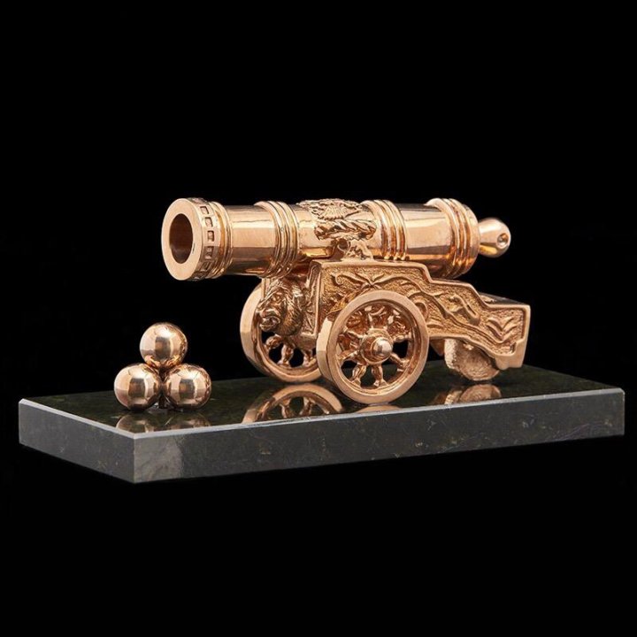 артиллерийский музей бронзовые пушки. модель старинной пушки. царь пушка бронза. сувенирные пушки. пушки у арсенала в московском кремле.