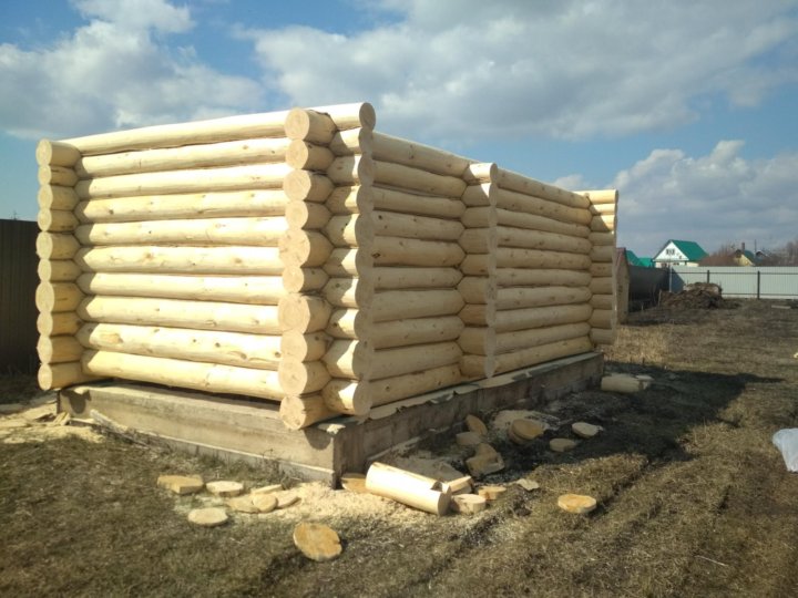 Сруб под рубанок. Балкон в бревенчатом доме. Деревянные постройки во дворе. Кело канадский кедр. Сруб из под рубанка.