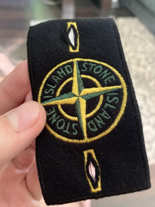 Stone island оригинал. Патч Stone Island 4r. Стон Исланд оригинал. Stone Island патч подделка. Стон Айленд на липучке.