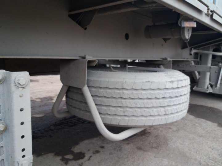 Полуприцеп крона размер колесо. Крепление запасного колеса на полуприцеп кегель. Пыльники колес полуприцепа. Крышка колеса полуприцепа. Колеса кроне.