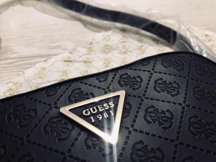 Как отличить оригинал сумки гесс. Guess сумка rn62136ca20625. бирка сумки guess. бирка guess оригинал сумка. бирка внутри сумки guess.