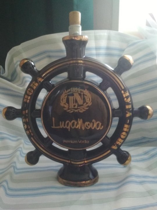 руль рука бутылка. пьяная езда за рулем. пьяный водитель за рулем. бутылка руль. сувенир руль.