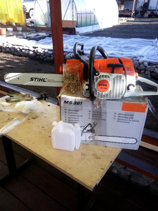 Stihl 381. MS 381 бензопила. Штиль 381 характеристика. Штиль 381 кнопка на корпусе.