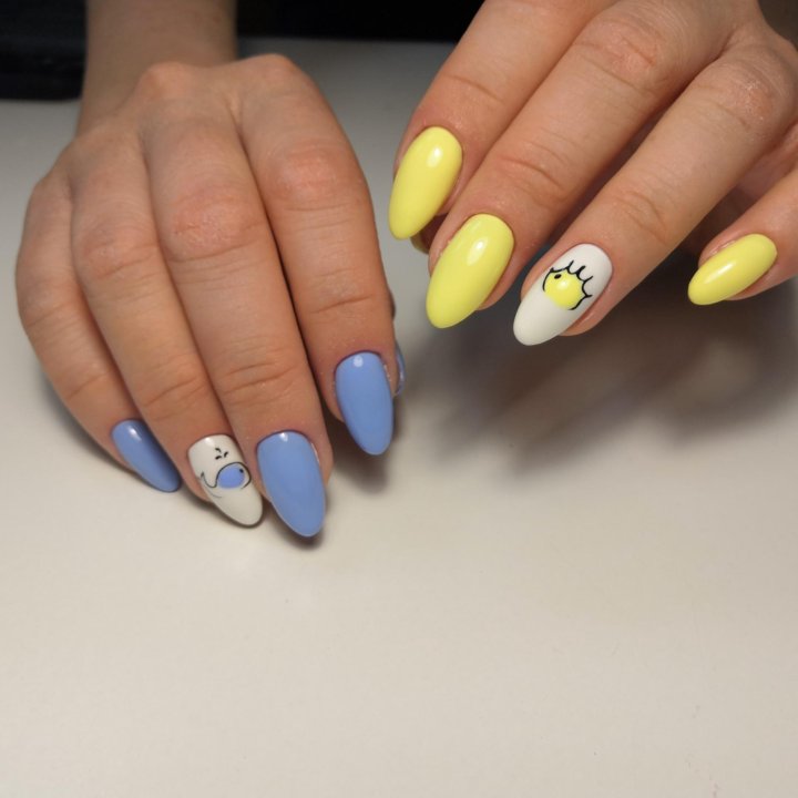 Маникюр в желто голубых тонах. Желтые ногти. Маникюр жёлтый с голубым. Дизайн ногтей желтый с голубым.