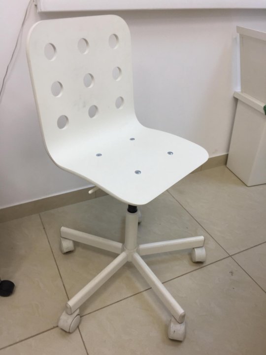Деревянный белый стул из икеи