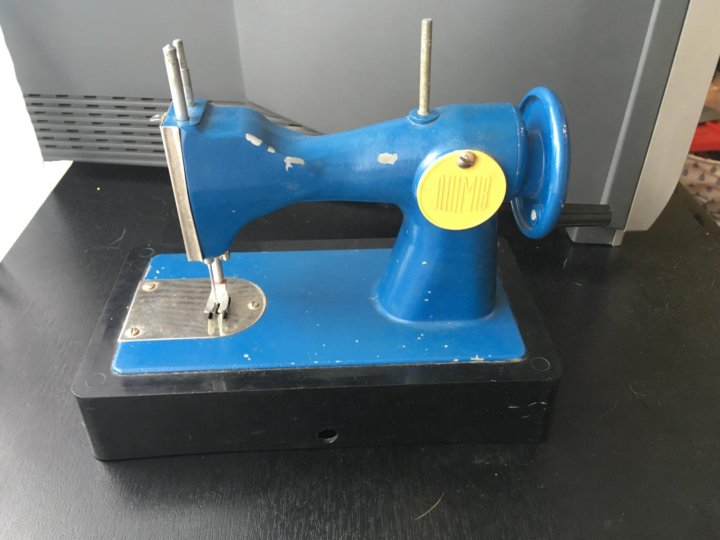 детская швейная машинка abs 202-2. детская швейная машинка дшм 1. советская детская швейная машинка. швейная машинка автоприбор дшм 1 год выпуска. советская детская швейная машинка.