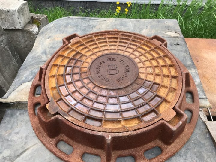 Люк чугунный магистральный тм д400 -1-60. 7. Люк канализационный 700 мм чугунный. Крышка люка дренажного колодца. Люк канализационный петрович чугун.