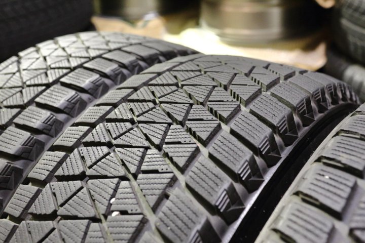 Зимние шины r18 225 65. Bridgestone Blizzak DM-v2 225/65 r17. Bridgestone DMV-2 225/55r17 t.