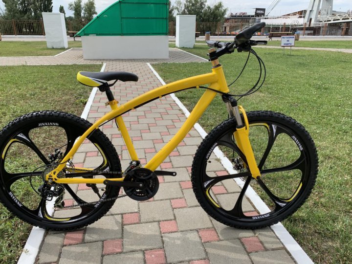 Вело родники. Желтые диски велосипеда. 00005021bm велосипед.