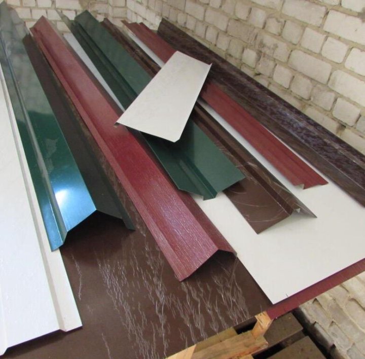 Конек ветровая планка карнизная планка. Доборные элементы кровли металлпрофиль. Доборы для профлиста. Фасонные кровельные элементы. Металлпрофиль фасонные элементы кровли.