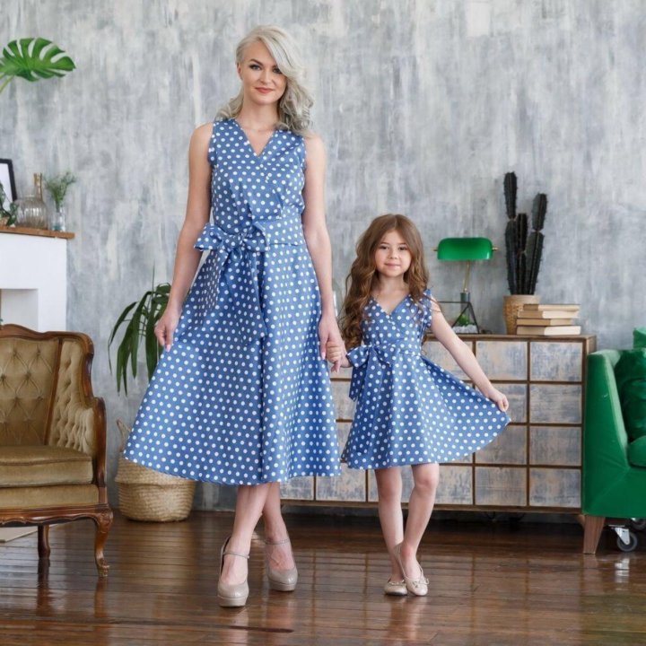 Дочка полненькая. Мама и дочка в платье в горошек. Голубое платье в горох. Летний сарафан мама и дочка. Платье мама и дочка одинаковые.