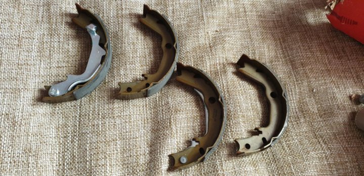 Колодки стояночного тормоза туксон 2008. Колодки ручника хендай. Колодки ручника хендай. Задние колодки hyundai tucson 2007. Колодки стояночного тормоза jac sunray.