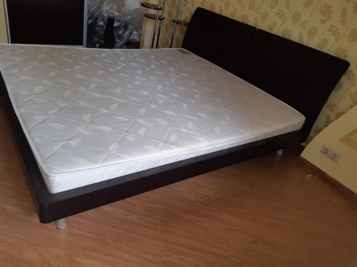 двуспальный матрас б/у. двухспальная кровать "эконом 2". кровать с матрасом. кровать 2 спальная с матрасом. кровать двуспальная бу.