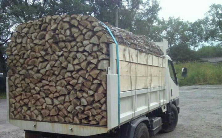 Дрова береза. Березовые дрова. Дрова берёзовые колотые. Полный газик с бортами дров сосны. Продам дрова с доставкой.