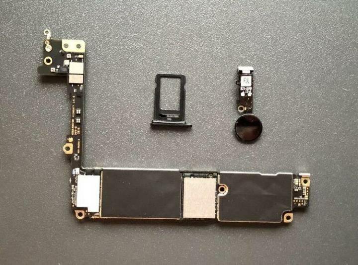 Плата iphone 7. Iphone 7 motherboard. Материнская плата с отпечатком iphone 7. Плата iphone 7 с кнопкой. Материнка с кнопкой на iphone 7.