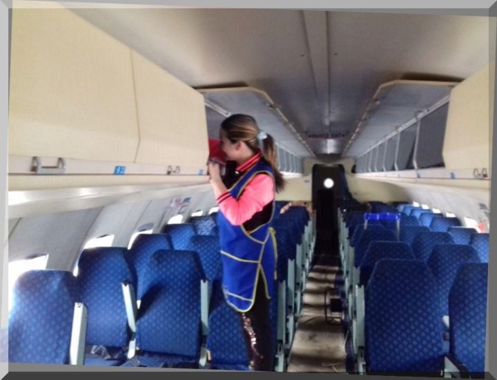 Уборщик в аэропорту. Уборка воздушных судов. Работа уборка в самолетах. Работа уборка в самолетах. Уборка салона самолета.