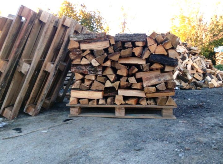 Купить дрова в новосибирске с доставкой. Дрова дуб. Дрова на поддонах. Дрова дубовые. Дубовые дрова на поддоне.