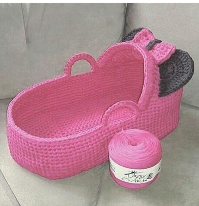 Вязаная люлька для куклы крючком. Люлька переноска из трикотажной пряжи. Люлька для куклы из трикотажной пряжи. Вязаная люлька для куклы из трикотажной пряжи. Вязаная корзина для куколки.