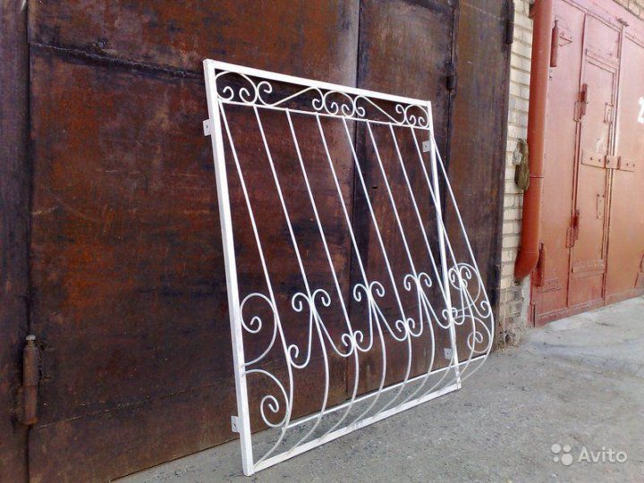 Металлические решетки на окна. Решётка для окна наружный. Решетка оконная металлическая. Сварные решетки на окна. Решетка металлическая авито.