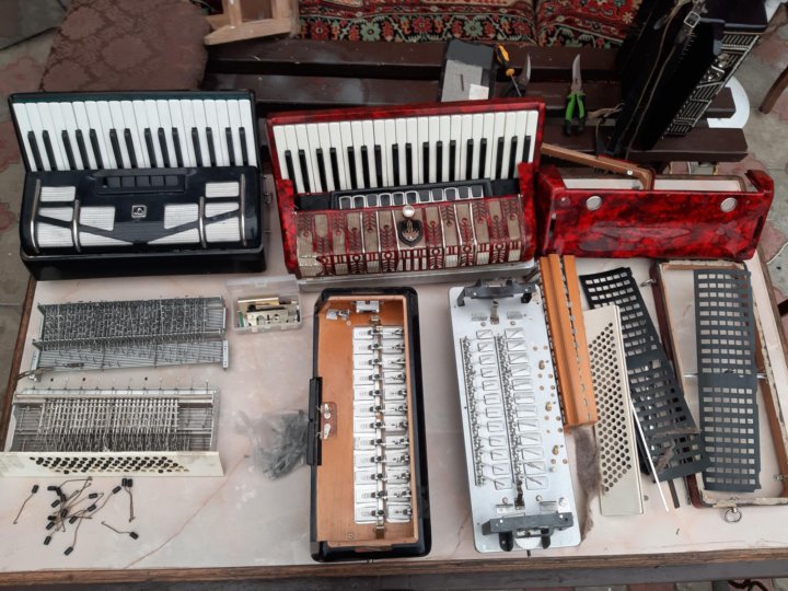 механизм для складных дверей. запчасти для баяна. направляющие для дверей гармошка. фурнитура для баяна. фурнитура для дверей гармошка.