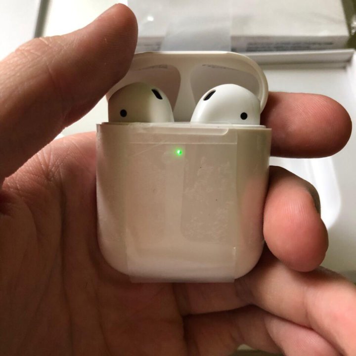 Проверить наушники airpods 2. Айр подс 2. Air pods 2 шарнир. Air pods 2 в руках.