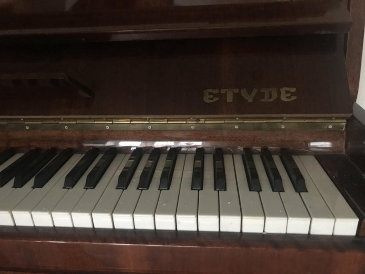 Пианино фирма. Etude фортепиано. Пианино этюд урал черный. Пианино etude. Пианино этюд урал черный.