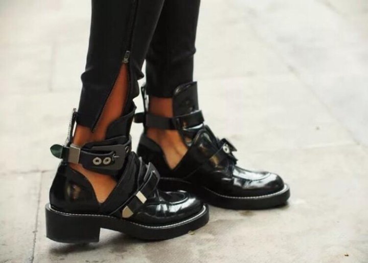 Открытые ботинки. Ботинки с вырезами по бокам. Ботинки баленсиага 2023 с шипами. Ботинки с прорезями. Ботильоны с ремешками.