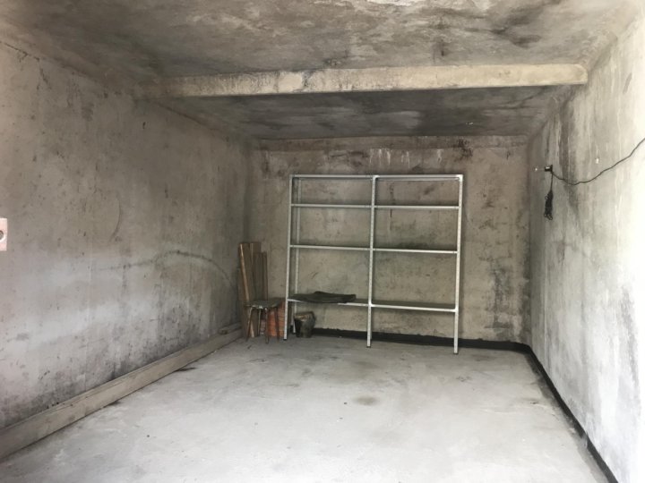 Гараж блок комната. Гараж из блок комнаты. Полки в гараже блок комнате. Фото блок комнаты гаража.