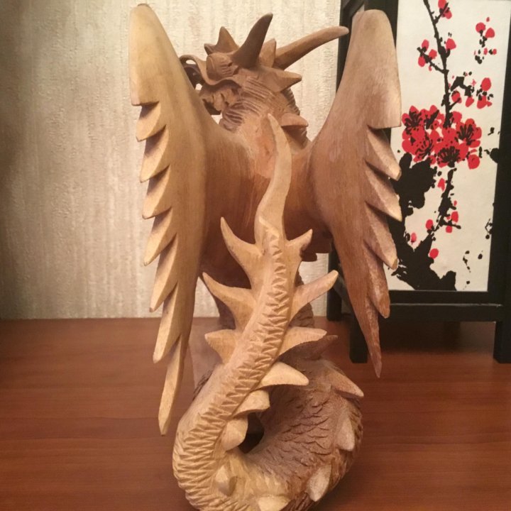 Деревянный дракон характеристика. Деревянный дракон. Резьба по дереву дракон фигура. Резьба по дереву фигурки драконы. Маленький дракон из дерева.