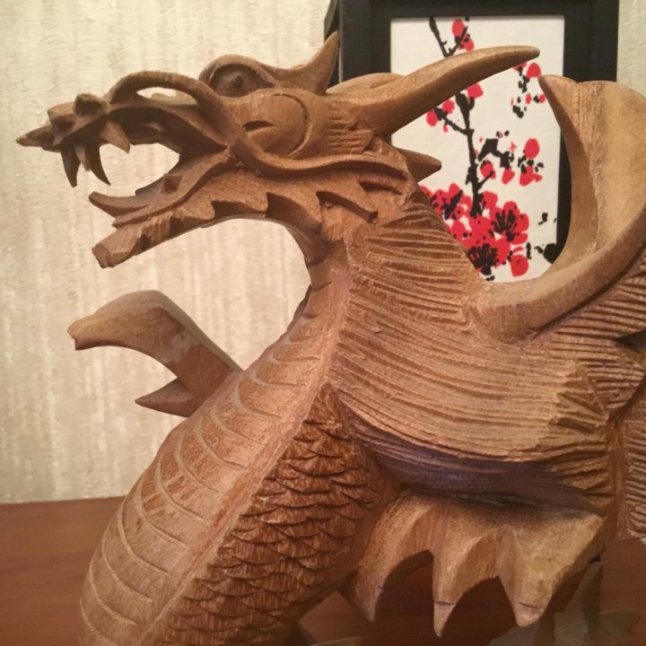 Деревянный дракон какой год. Скульптура дракона из дерева. Резной деревянный дракон. Китайский дракон из дерева. Деревянная фигурка дракона.