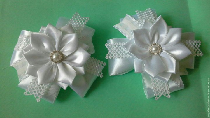Белый атласный бантик. Бантики из белых атласных лент. Белый бант из ленты. Белые банты из атласных лент. Бантик из атласа.